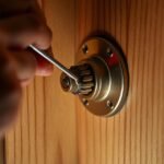 فتح قفل الباب الخشب بالكويت